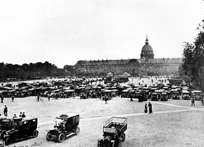 I taxi della Marna riuniti agli Invalides, Parigi, pronti per la partenza per trasportare le truppe alla Prima Battaglia della Marna, settembre 1914 da Unbekannt Unbekannt